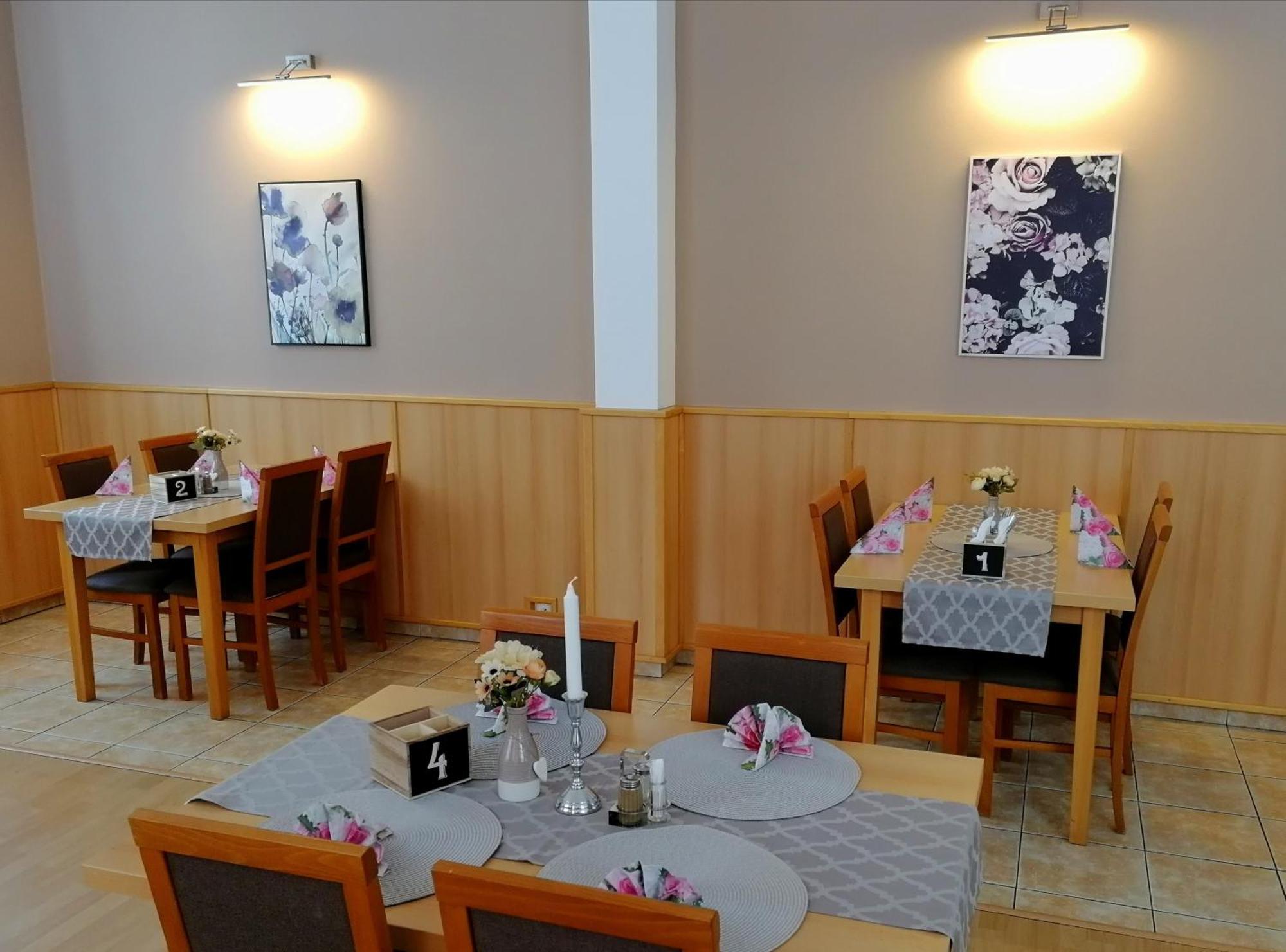 Vzdelavaci Stredisko A Hotel Varnsdorf Ngoại thất bức ảnh
