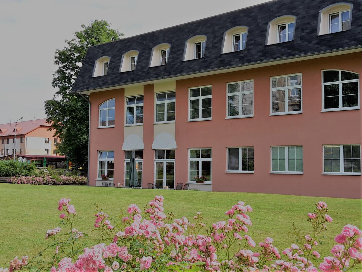 Vzdelavaci Stredisko A Hotel Varnsdorf Ngoại thất bức ảnh